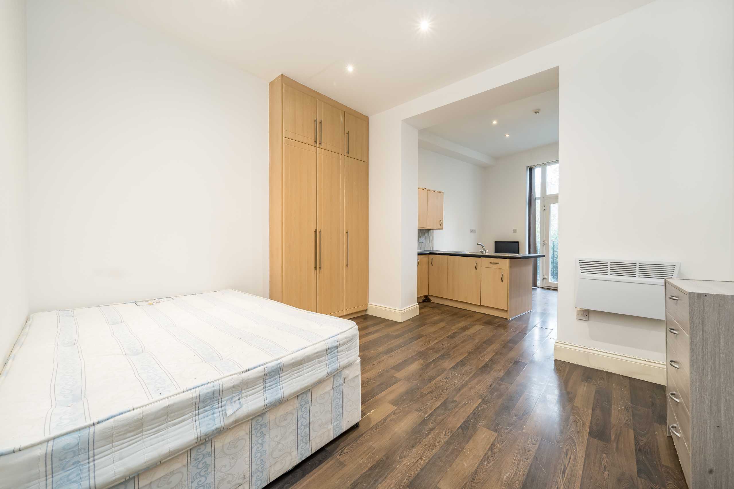 Flat Quex Road in Greater London