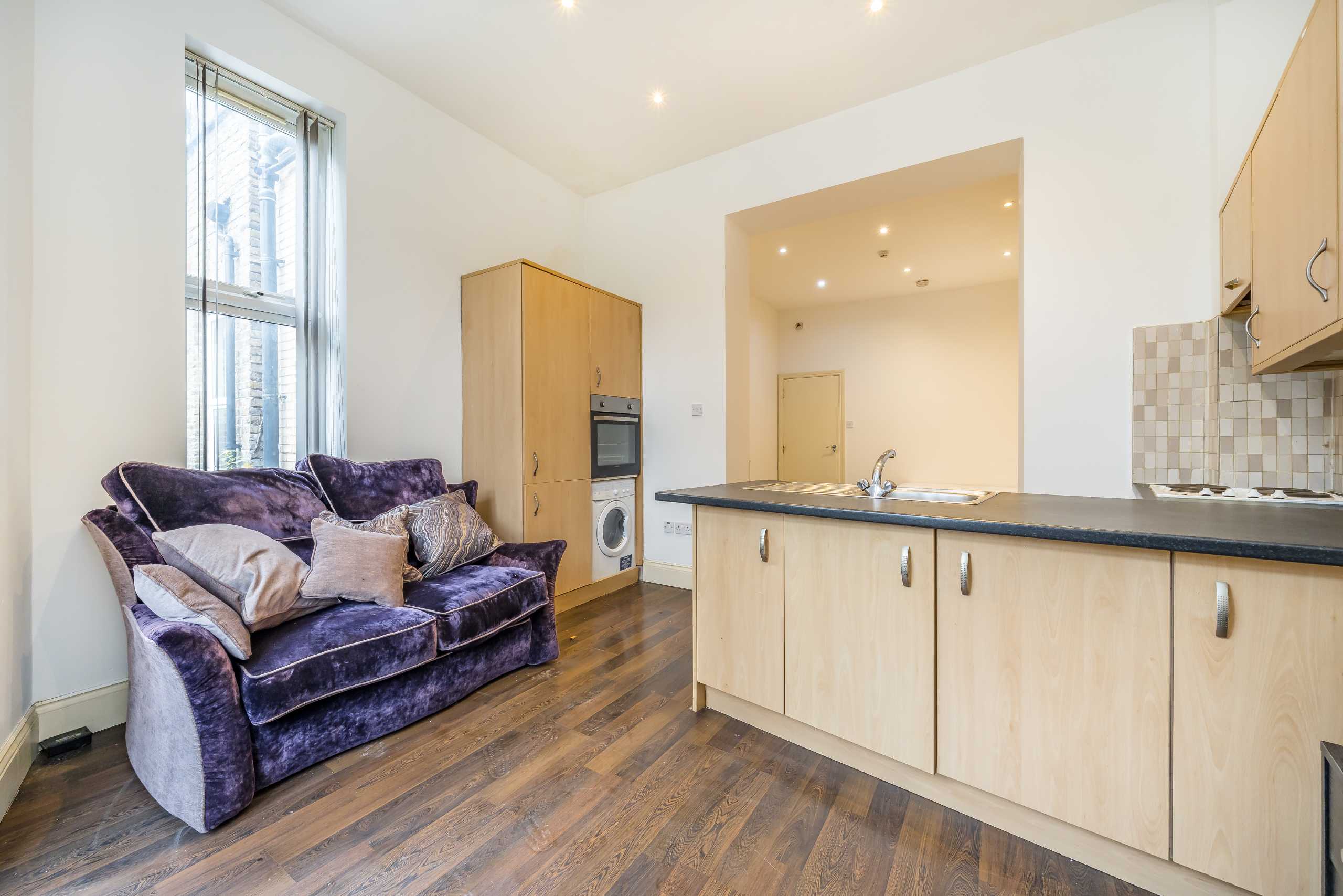 Flat Quex Road in Greater London