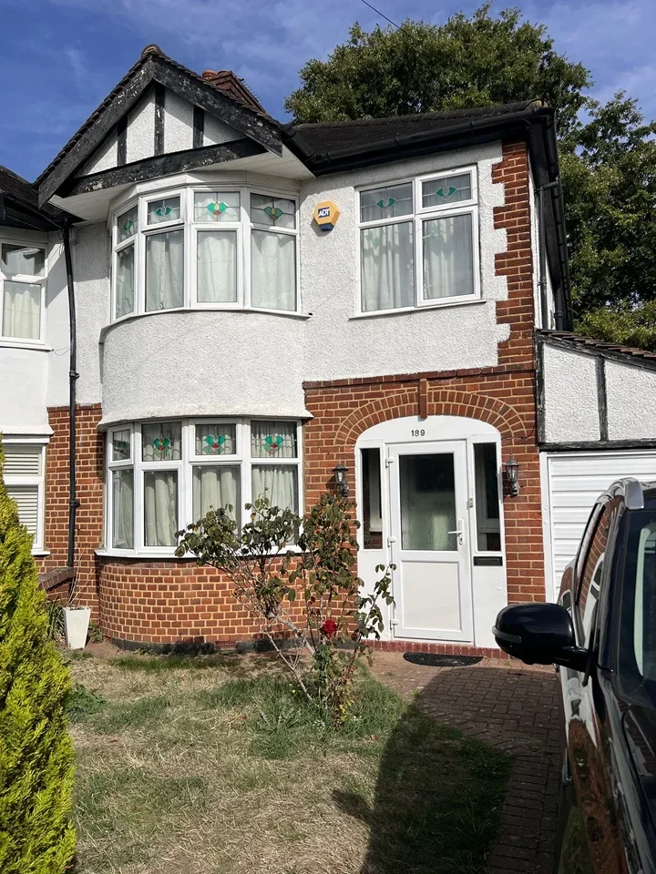 House Hamilton Avenue in Greater London