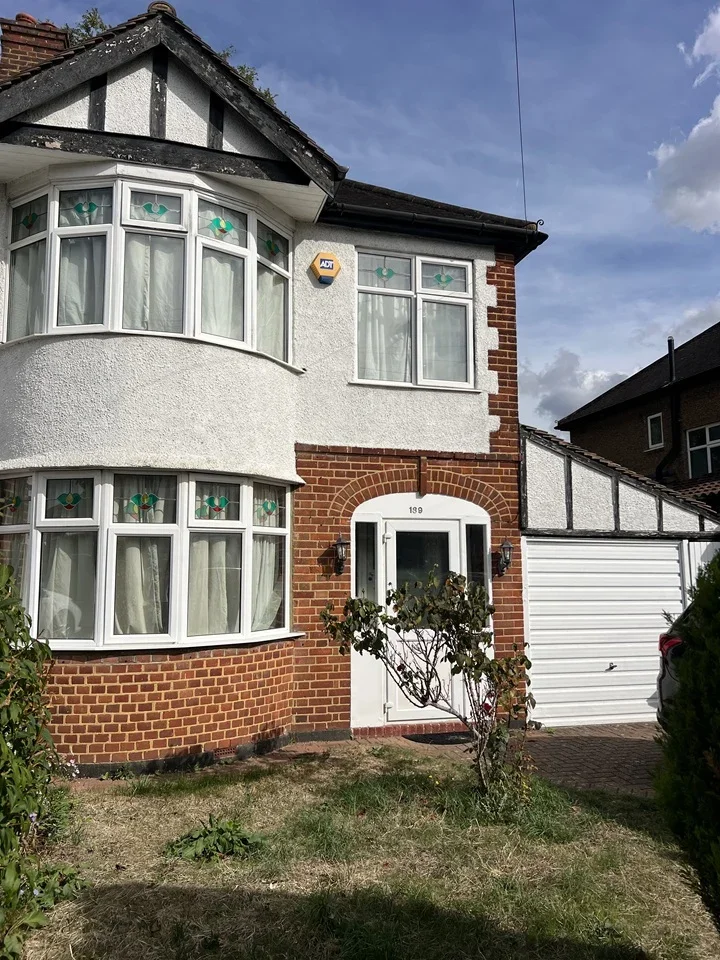 House Hamilton Avenue in Greater London