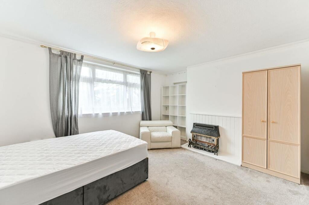 Flat Scrutton Close in London