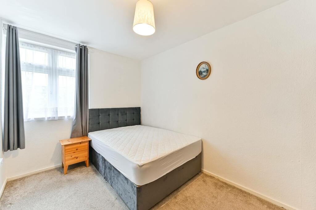 Flat Scrutton Close in London