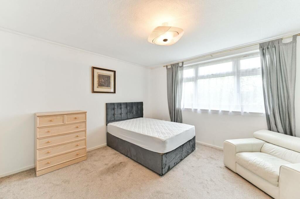Flat Scrutton Close in London