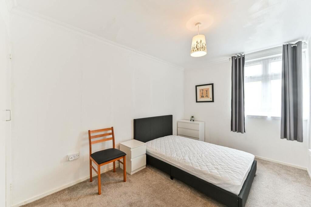 Flat Scrutton Close in London