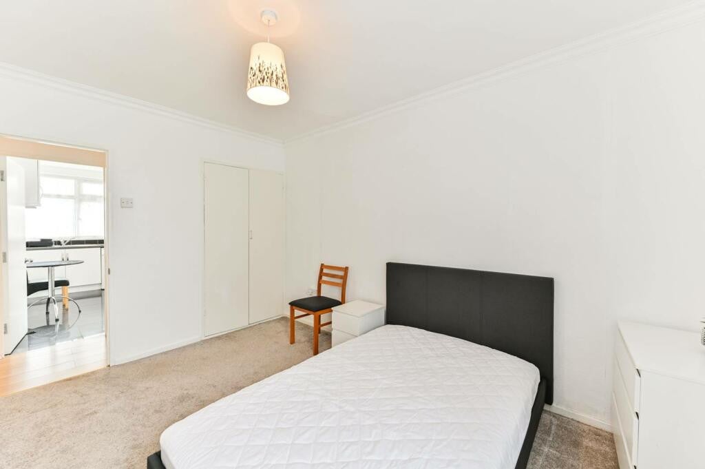 Flat Scrutton Close in London