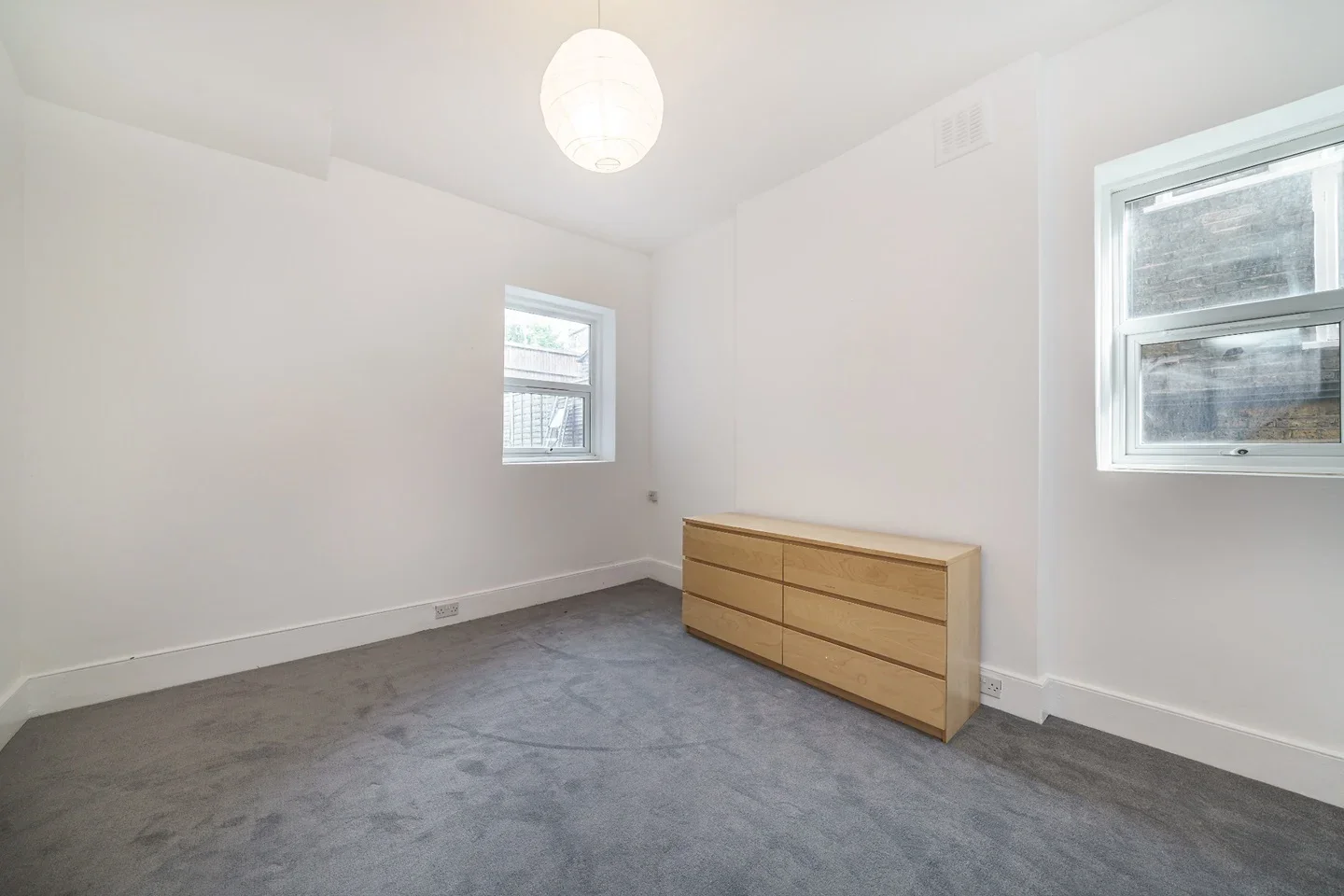 Flat Thurlow Park Road in Greater London