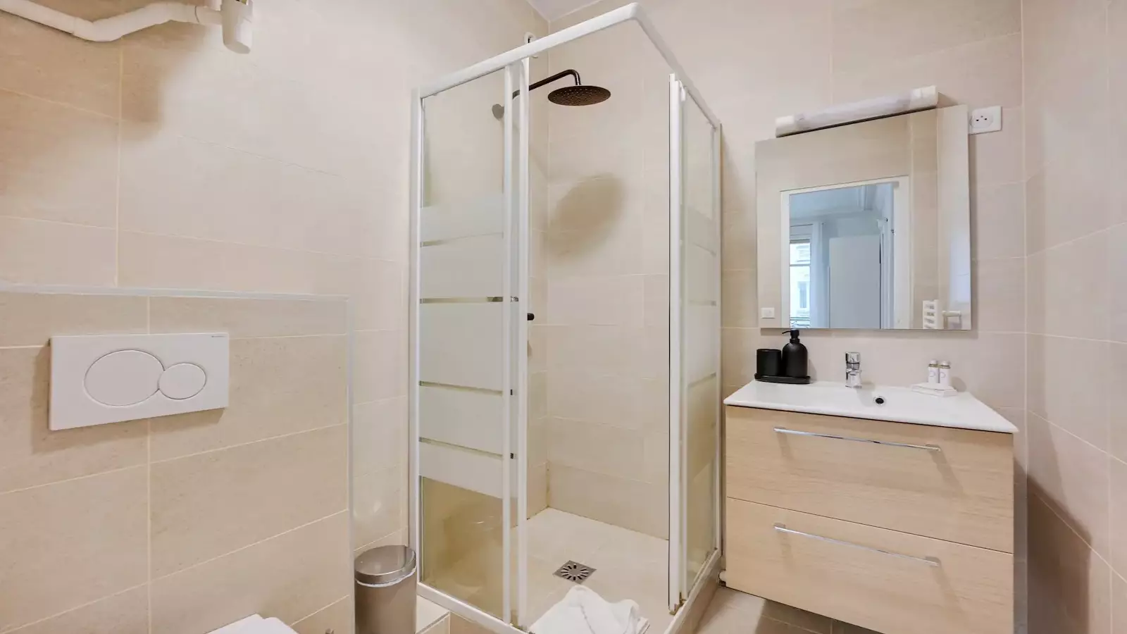 Flat Rue Jouffroy d'Abbans in Paris
