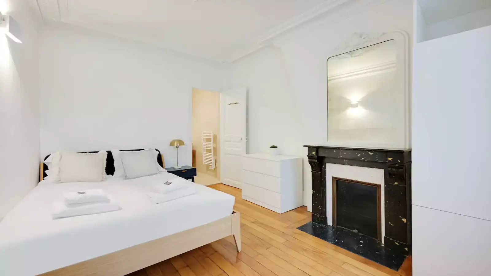 Flat Rue Jouffroy d'Abbans in Paris