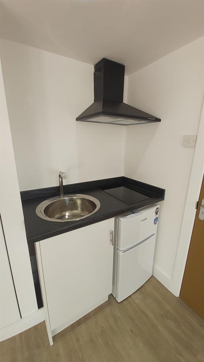 Flat Canmore Gardens in Greater London