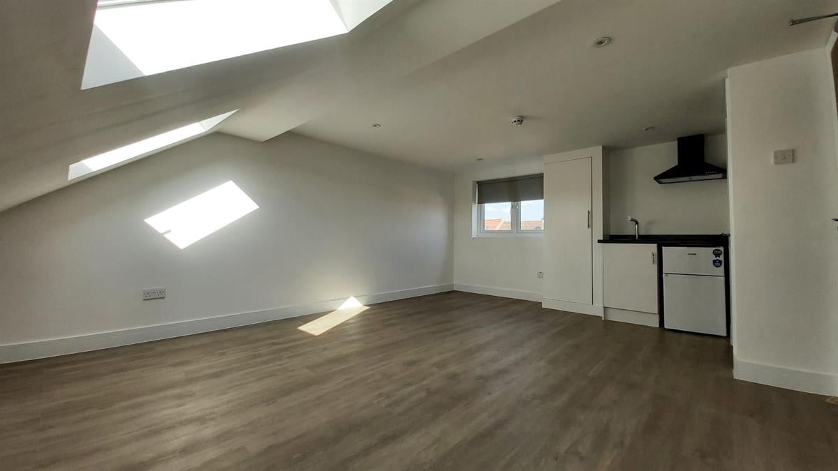 Flat Canmore Gardens in Greater London
