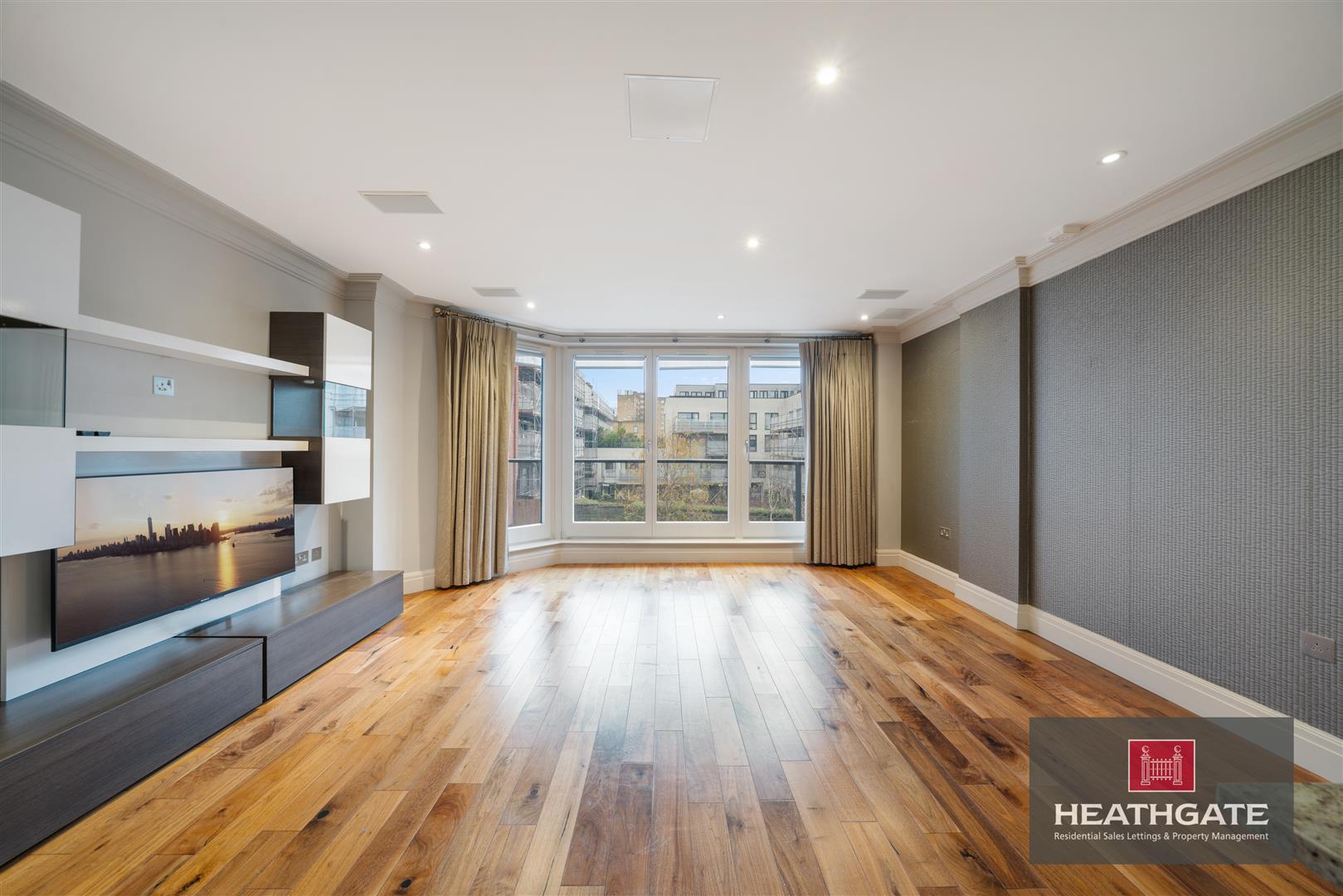 Flat Hodford Road in Greater London