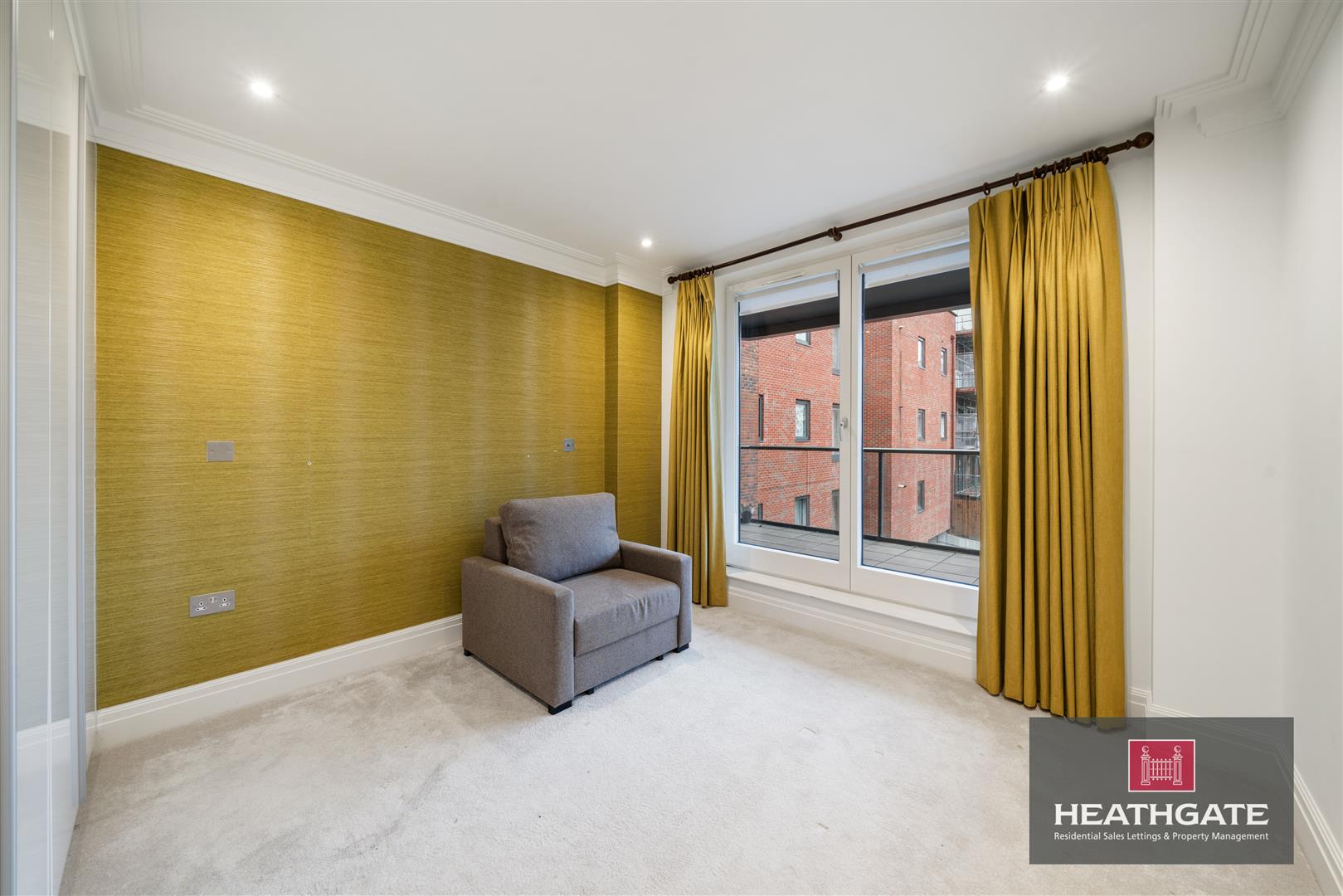Flat Hodford Road in Greater London