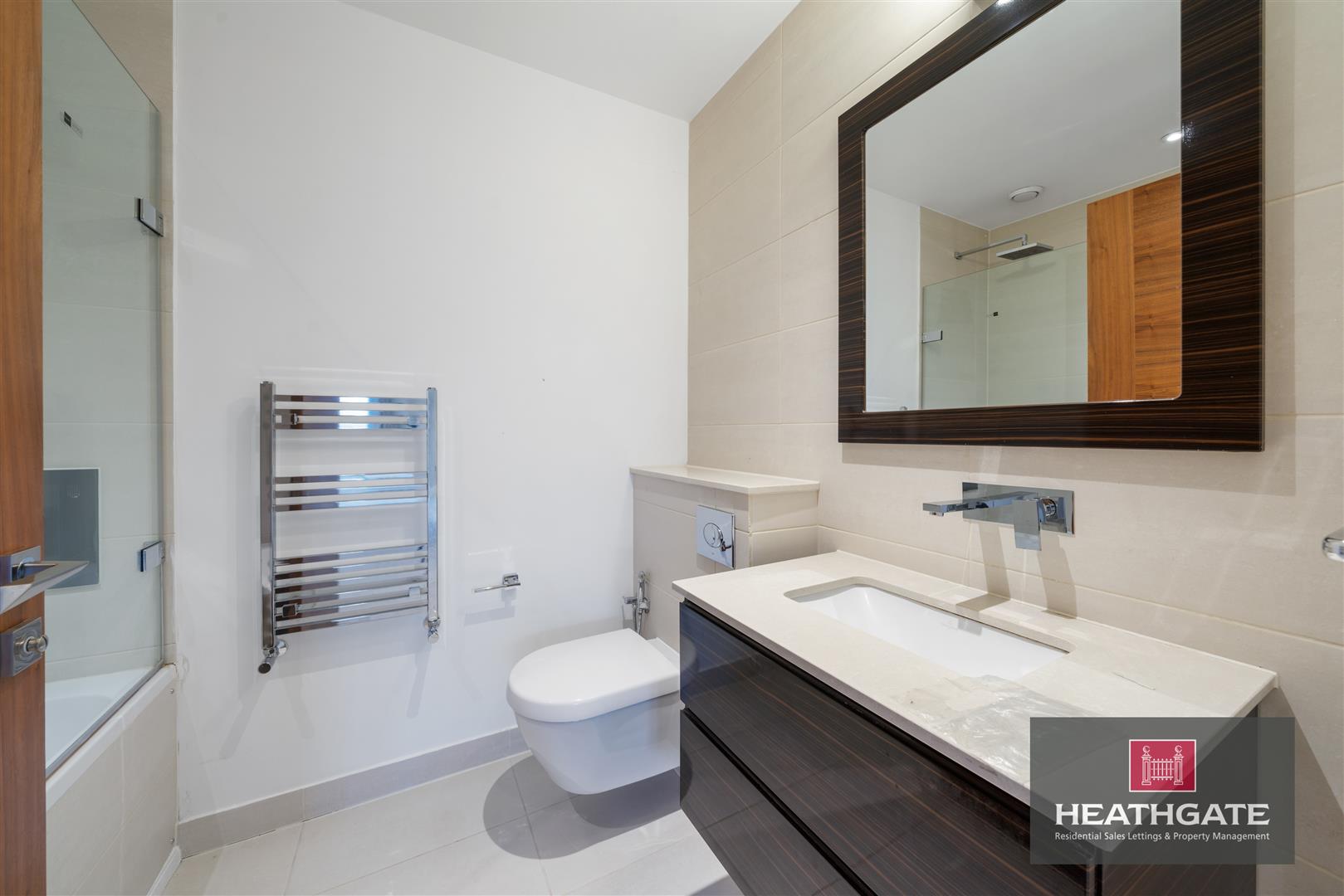 Flat Hodford Road in Greater London