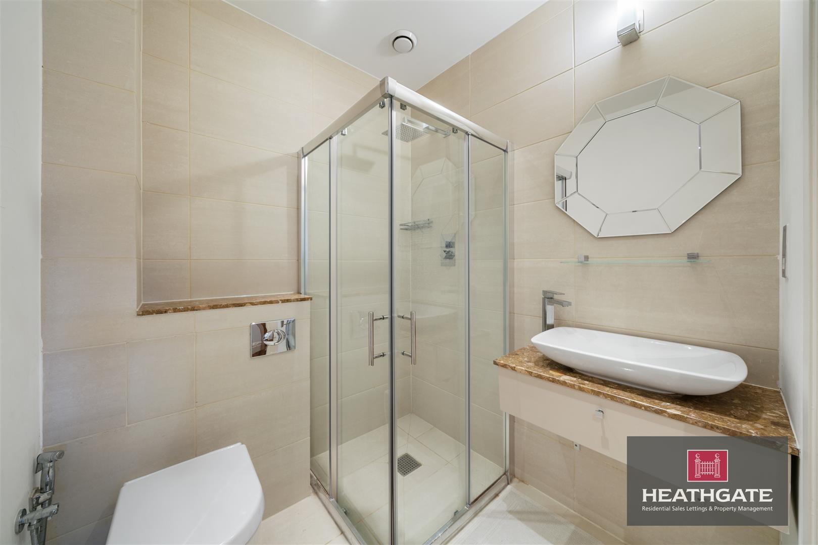 Flat Hodford Road in Greater London