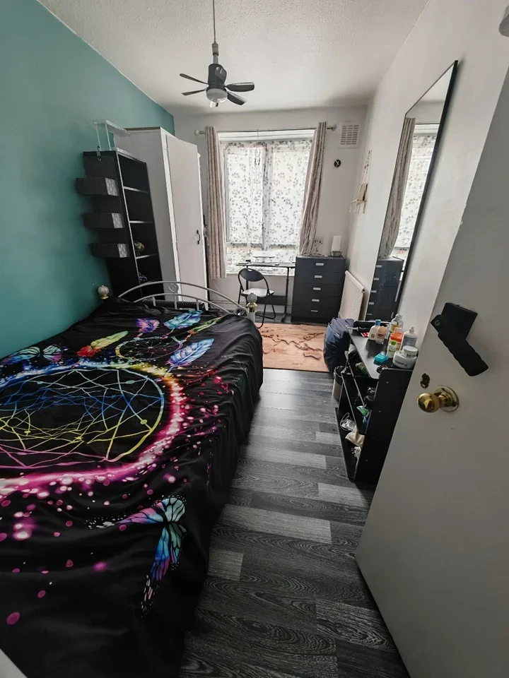 Room Dorset Road in Greater London