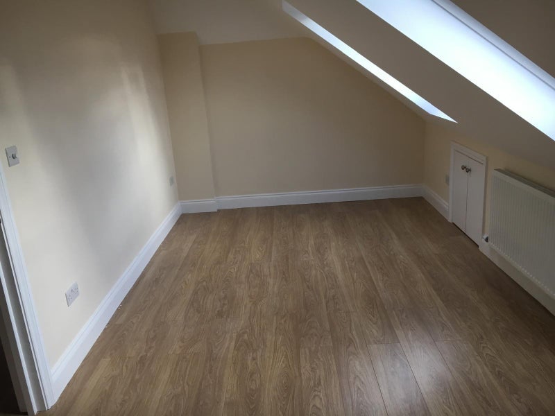 Flat Melville Gardens in Greater London