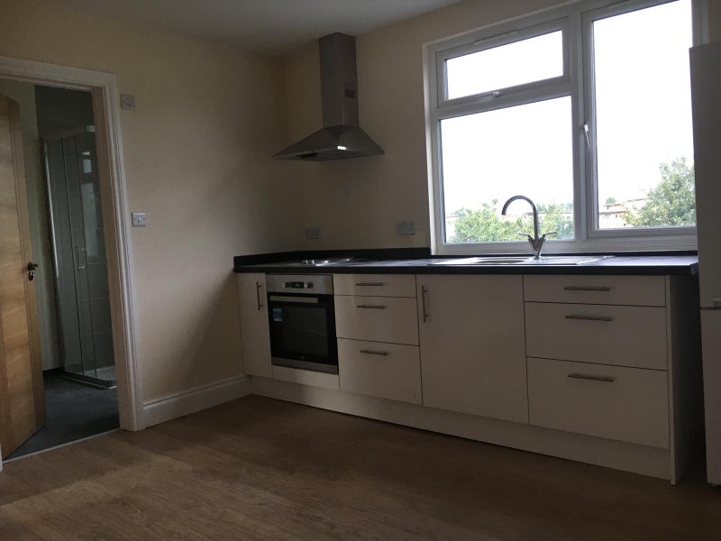Flat Melville Gardens in Greater London