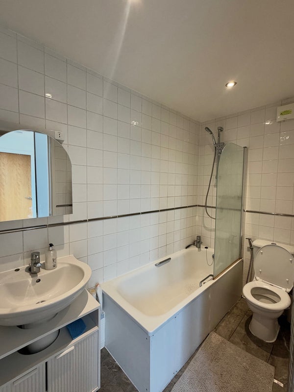 Room Westferry Road in Greater London