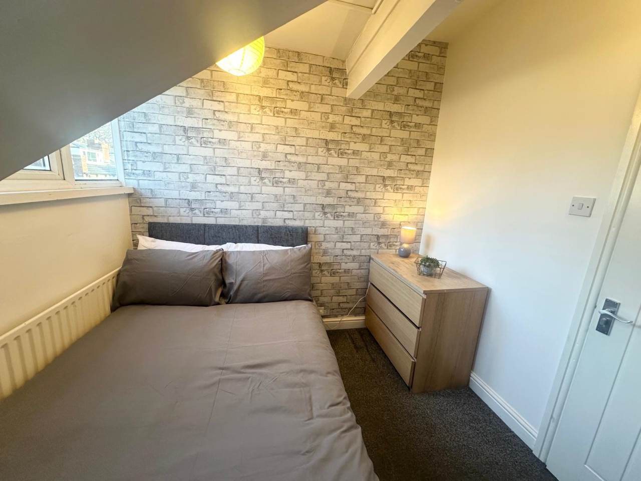 Room Glebe Avenue in Leeds