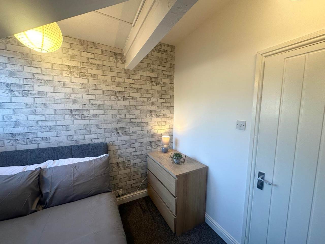 Room Glebe Avenue in Leeds
