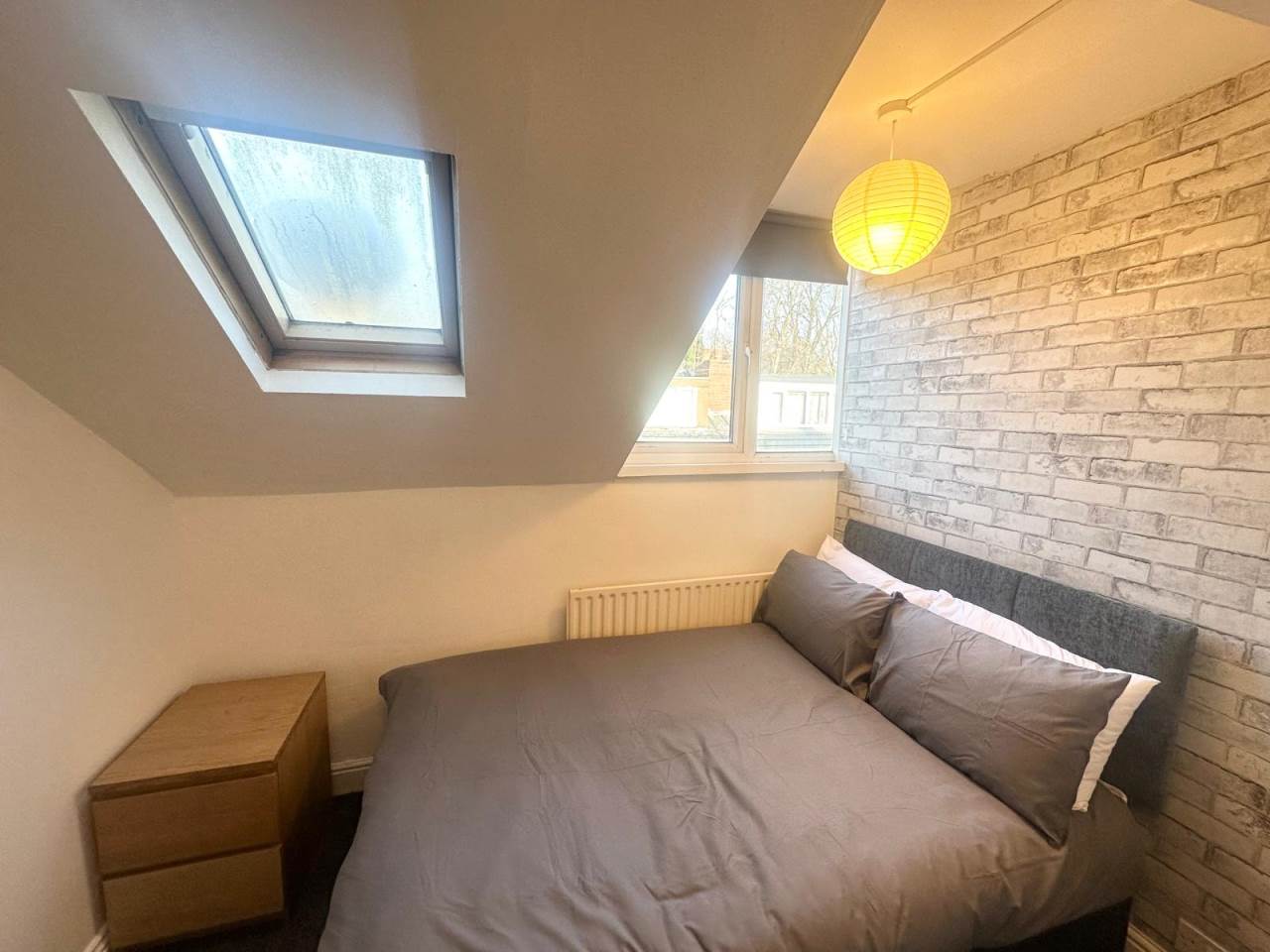 Room Glebe Avenue in Leeds