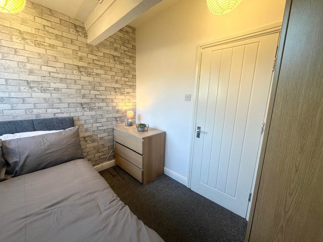Room Glebe Avenue in Leeds