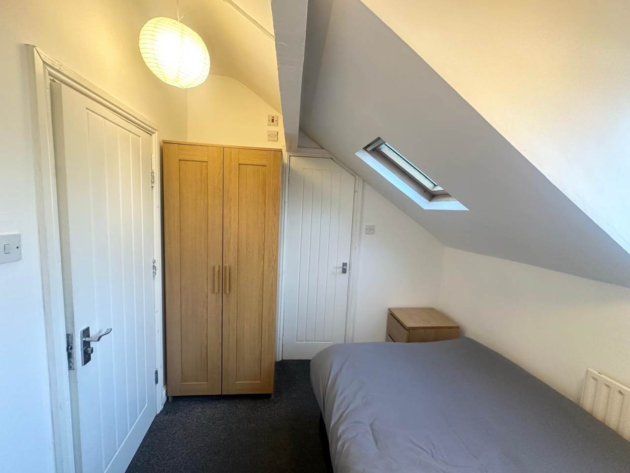 Room Glebe Avenue in Leeds