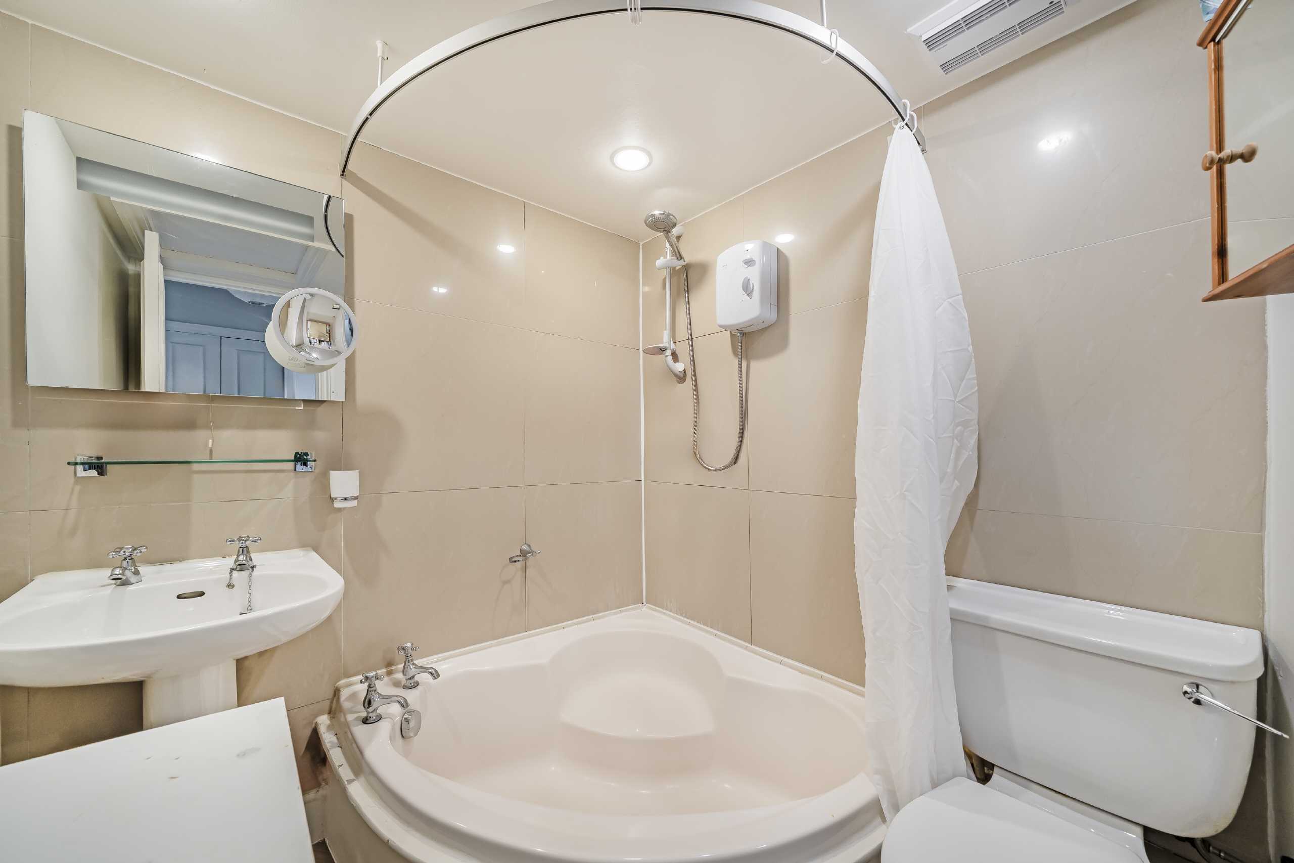 Flat Brewster Gardens in Greater London