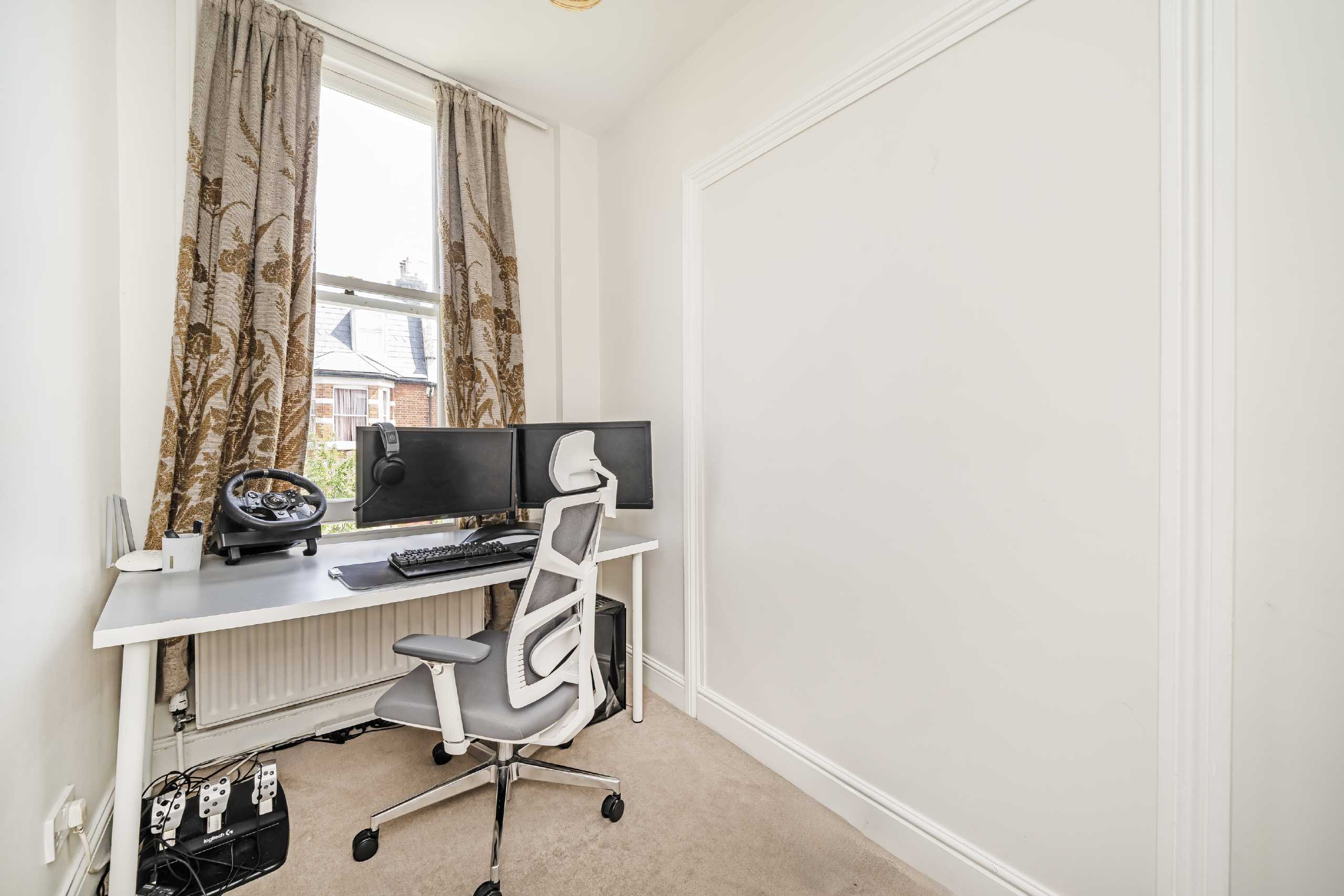 Flat Brewster Gardens in Greater London