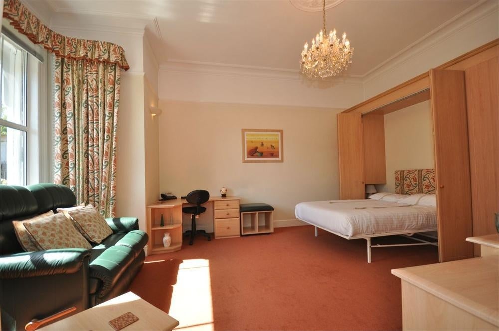 Flat Richmond Crescent in Borough of Spelthorne