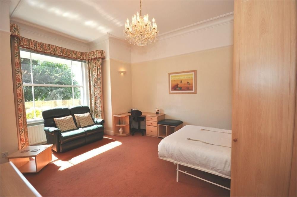 Flat Richmond Crescent in Borough of Spelthorne