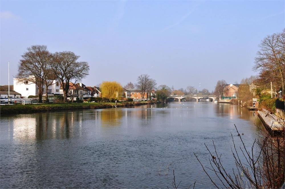 Flat Richmond Crescent in Borough of Spelthorne