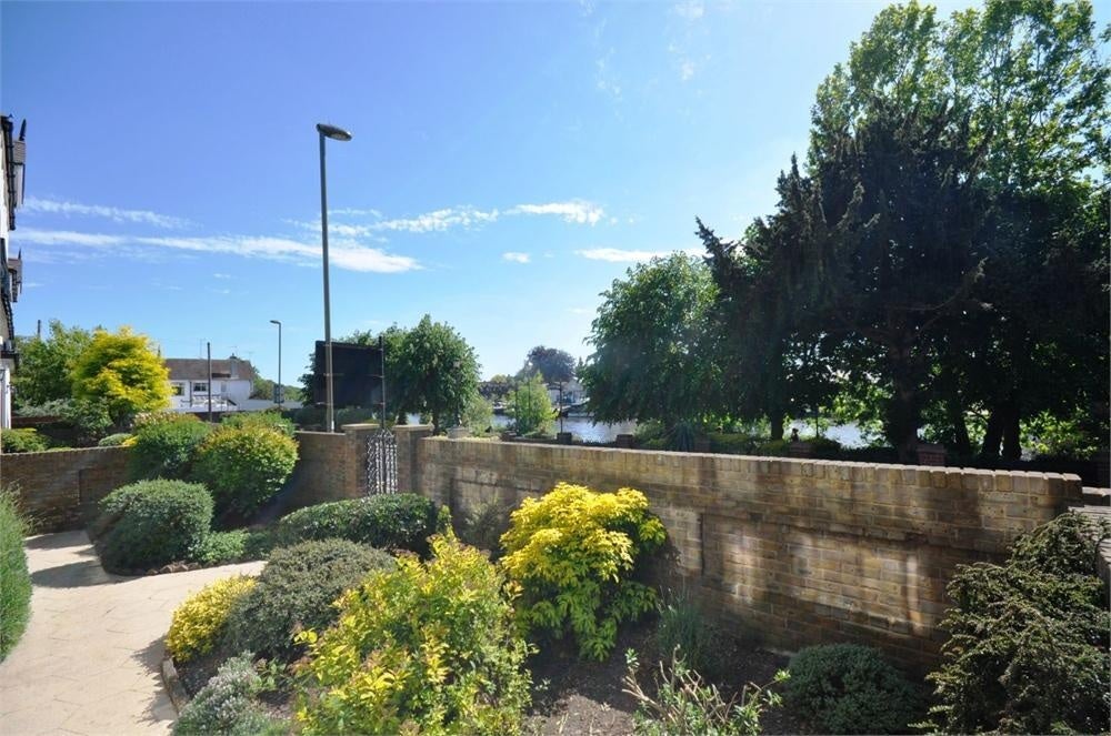 Flat Richmond Crescent in Borough of Spelthorne