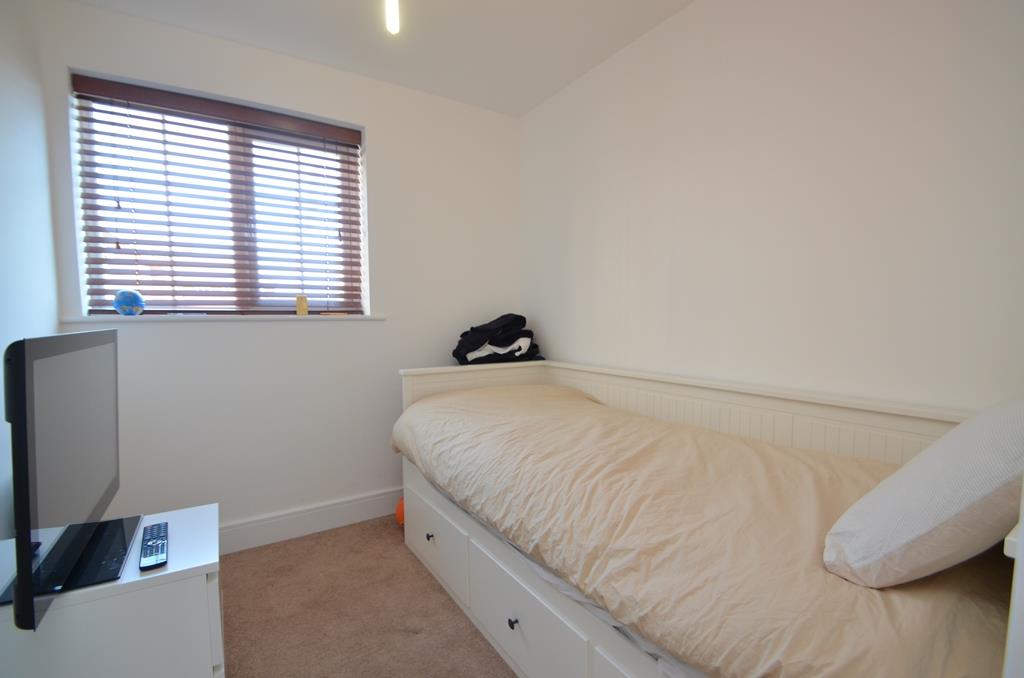 Flat Wren Lane in Greater London
