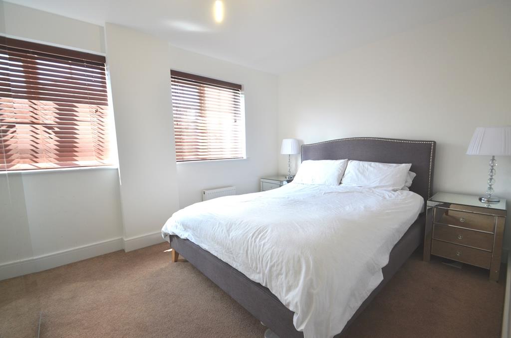 Flat Wren Lane in Greater London
