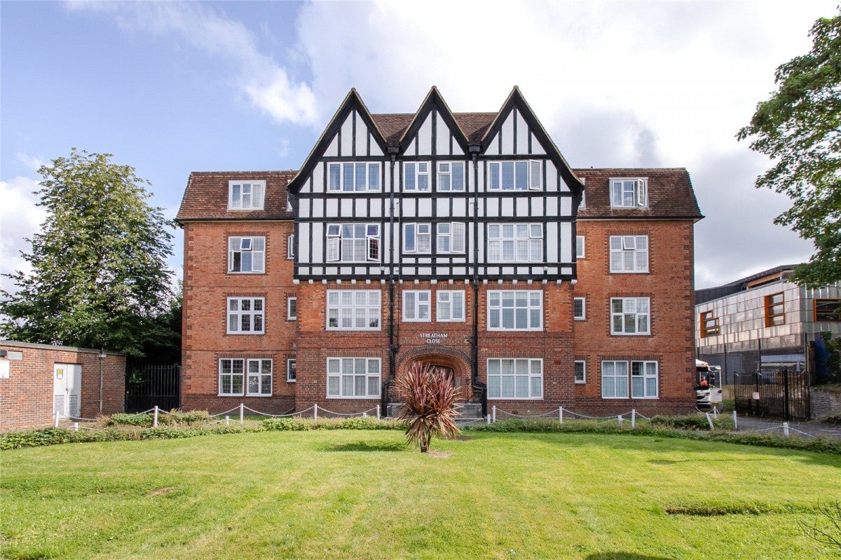 Flat Adare Walk in Greater London