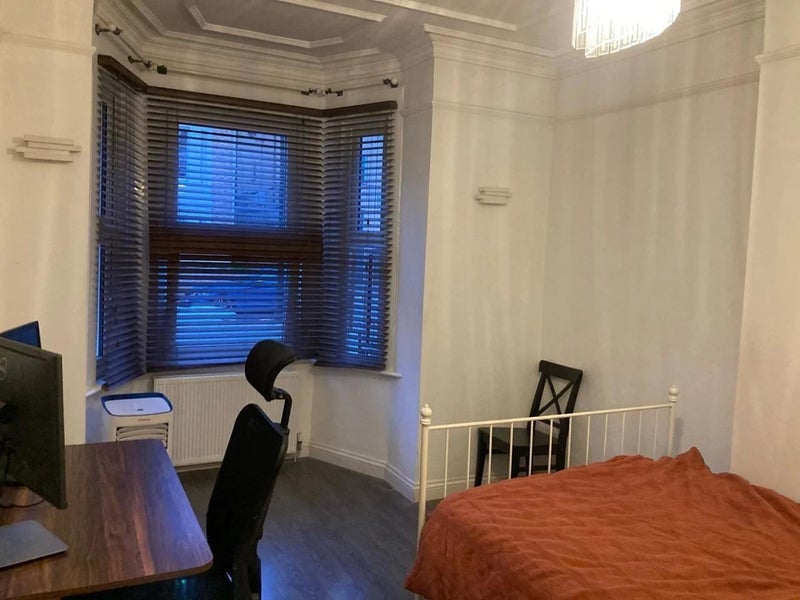 Flat Knollys Road in Greater London