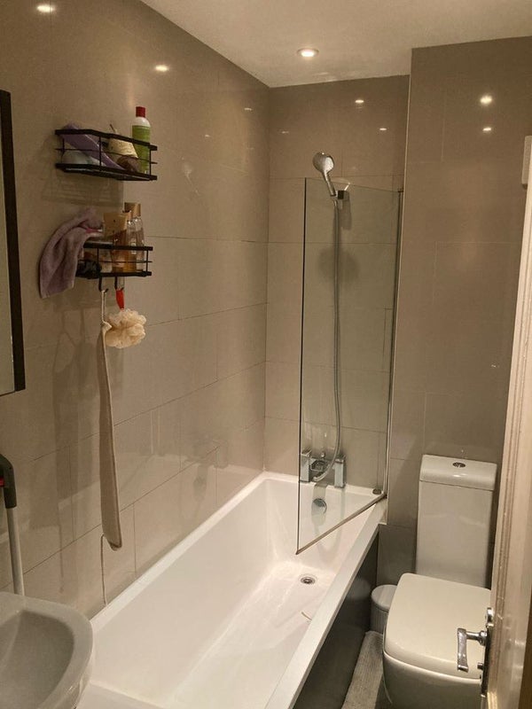 Flat Knollys Road in Greater London