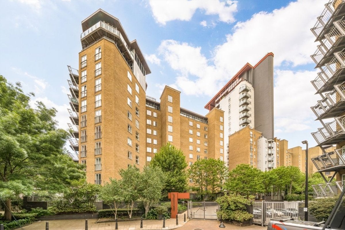 Flat Hutching's Street in Greater London