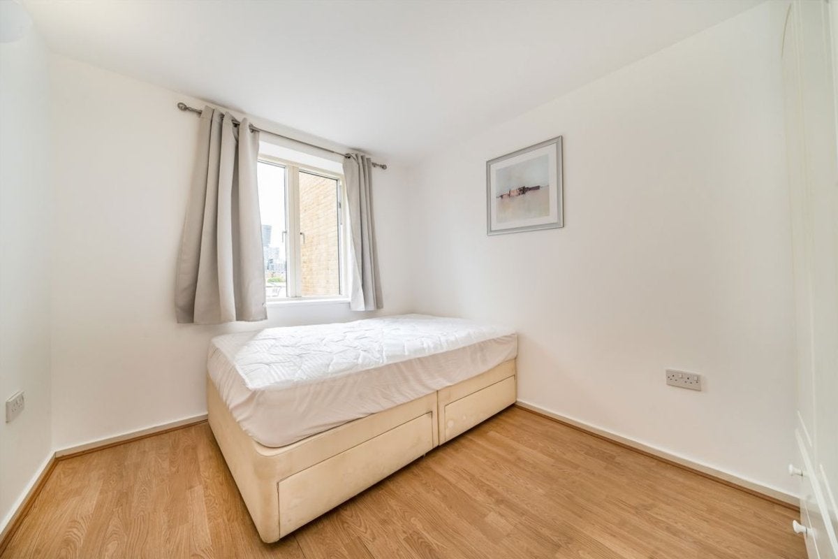 Flat Hutching's Street in Greater London