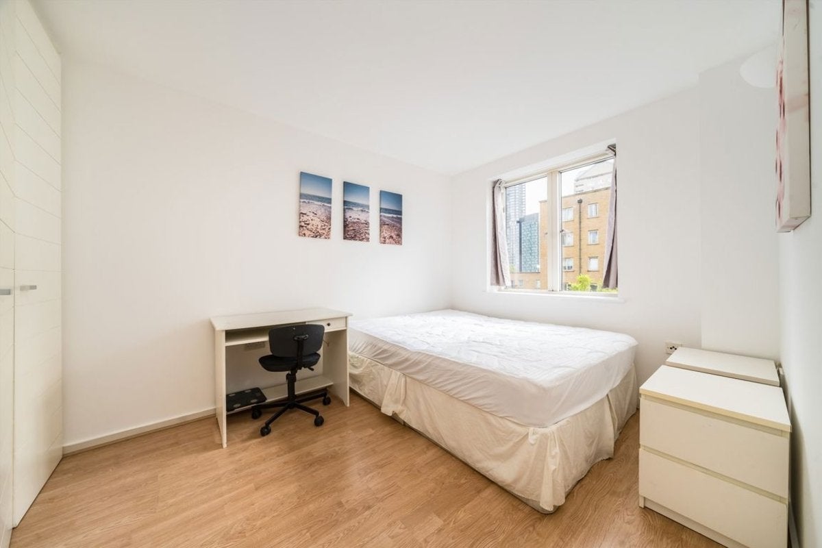 Flat Hutching's Street in Greater London