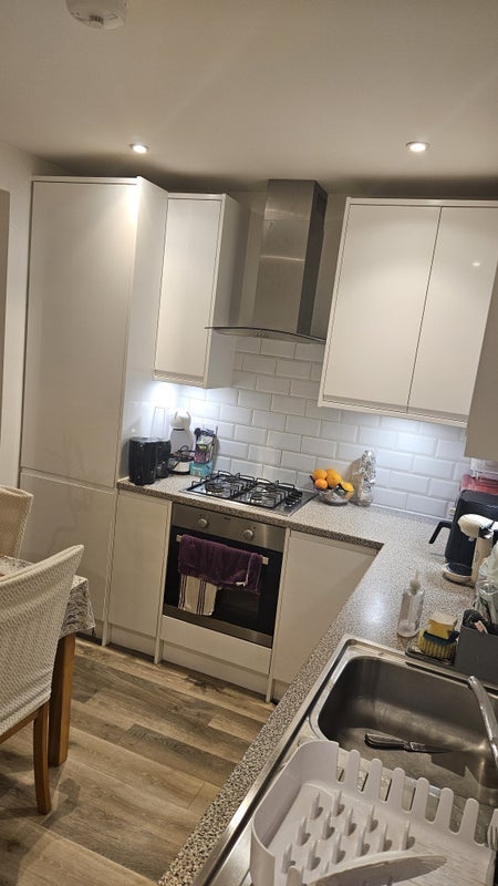 Room Haydons Road in Greater London