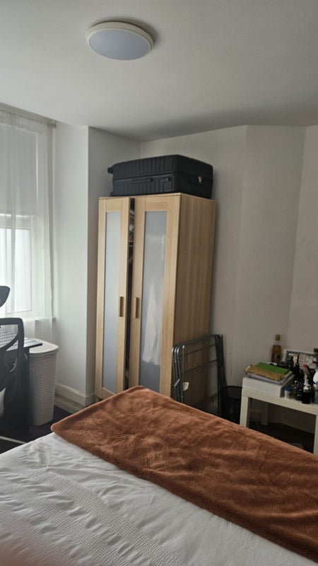 Room Haydons Road in Greater London