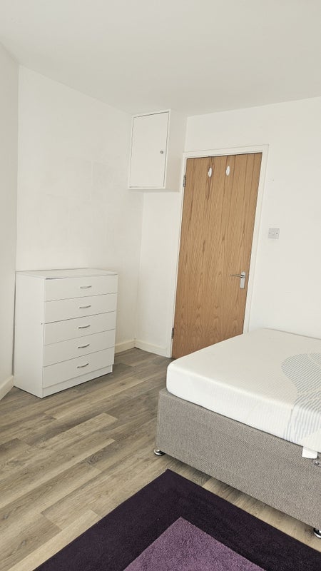 Room Haydons Road in Greater London