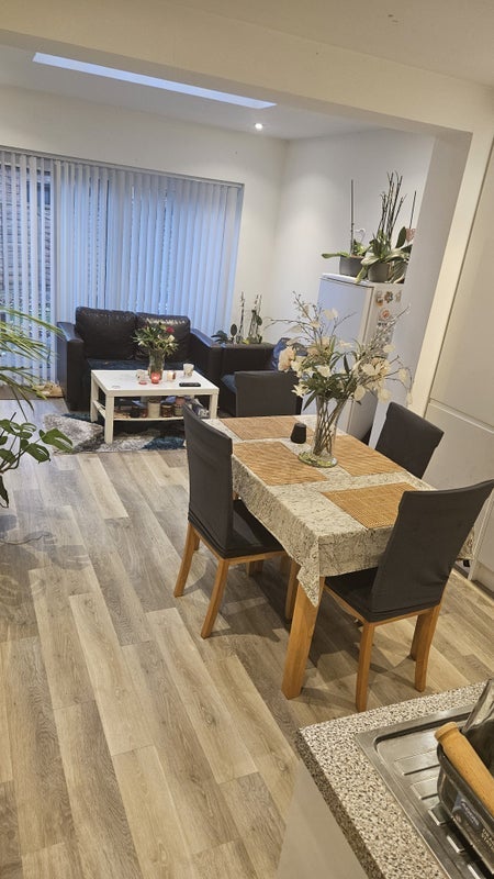 Room Haydons Road in Greater London
