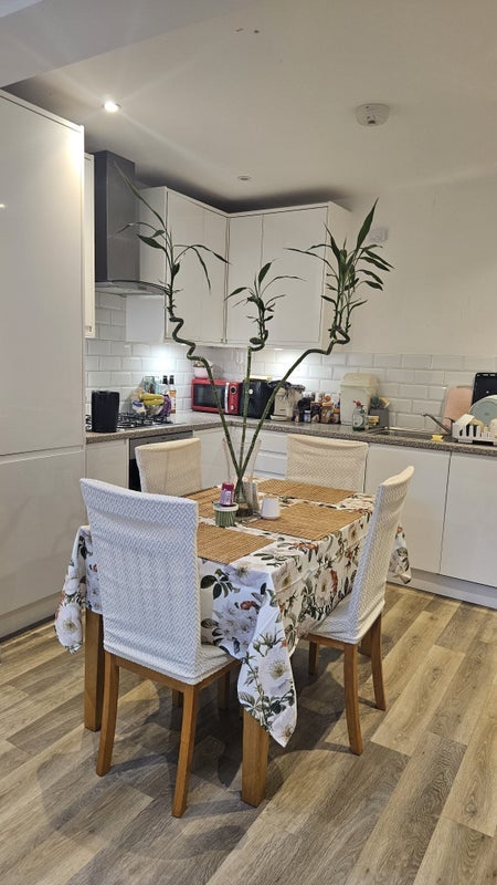 Room Haydons Road in Greater London