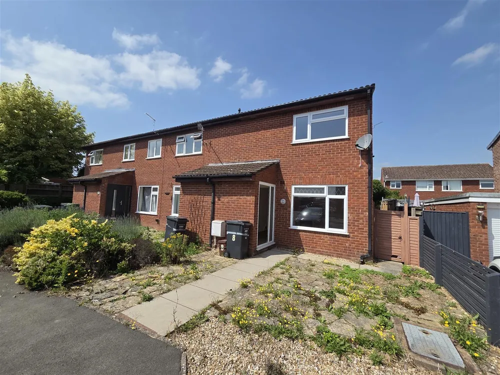 House Hamlyn Close in Taunton