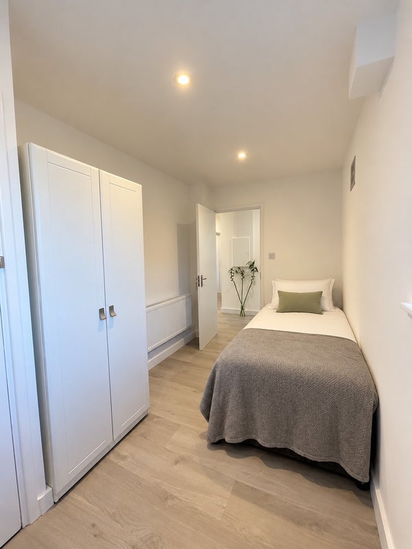 Room Sternhold Avenue in Greater London