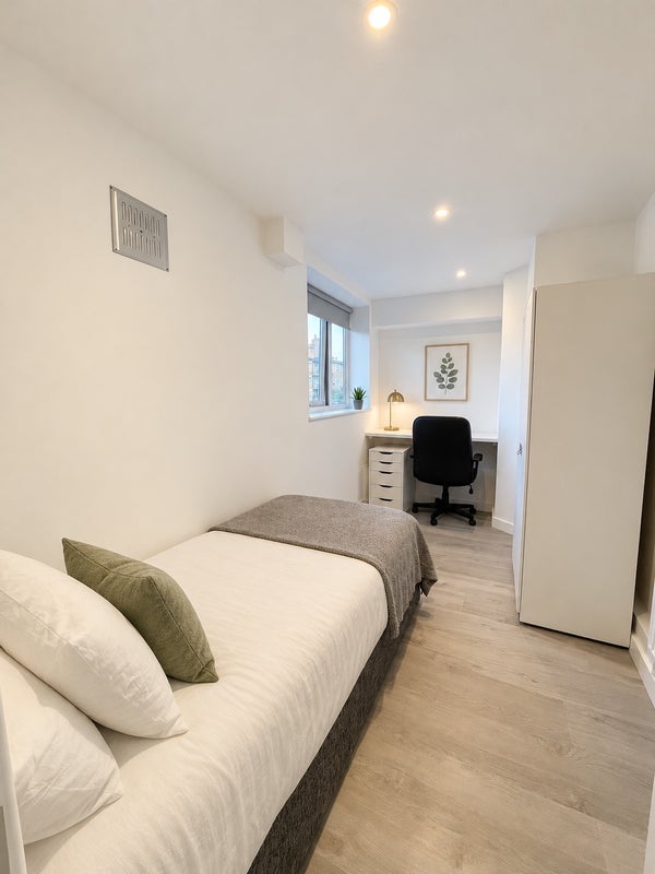Room Sternhold Avenue in Greater London