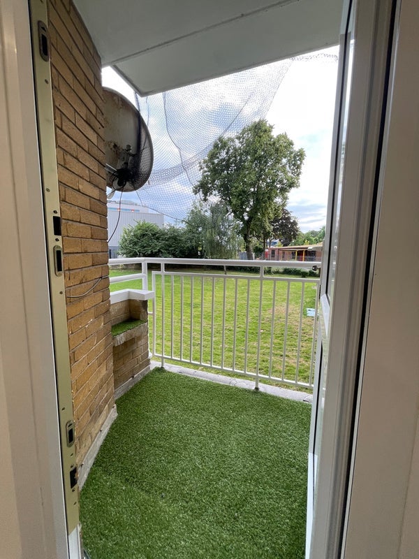Room Sternhold Avenue in Greater London